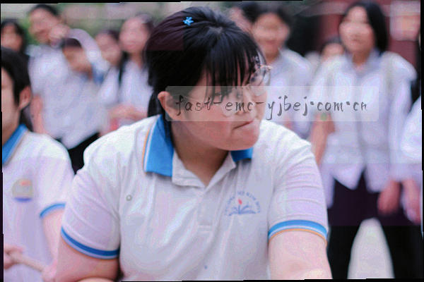 两支球队在绿茵场上激烈拼抢瞬间